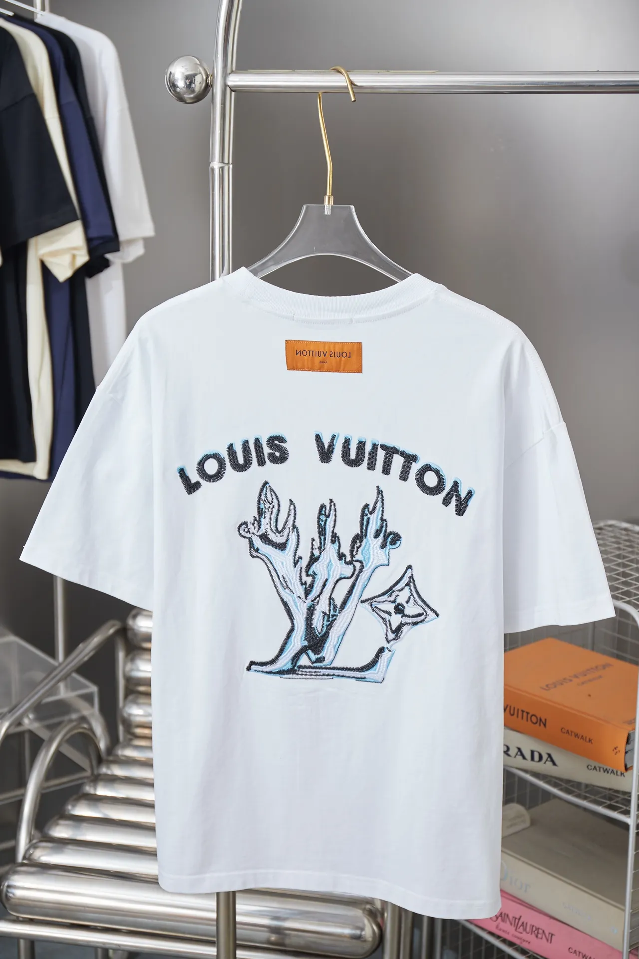 🅿️200 1V 25SS early spring new style short sleeves with embroidered letters, light luxury, a must-have item for daily commuting for men and women, correct version, welcome to compare, detailed features · 320g 100% pure cotton double yarn jersey fabric · Special thickened 32 pieces of double yarn 1X1 thread in the same vat · Imported Tajima machine hollow show embroidered flame Lv graphic letters. Ready-made clothes are washed to make the embroidery soft. · Double-needle sewing and cross-seam technology · Original main mark, washed tag, brand moisture-proof paper packaging Color: black/white Size: S/M/L/XL